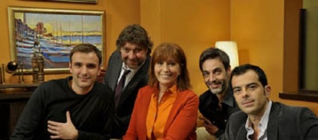 Mercè Sampietro en medio de algunos actores de 'La Riera'. Mercè Sampietro en medio de algunos actores de 'La Riera'.
