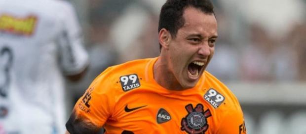 O meia Rodriguinho teve o contrato renovado até o final de 2017 O meia Rodriguinho teve o contrato renovado até o final de 2017