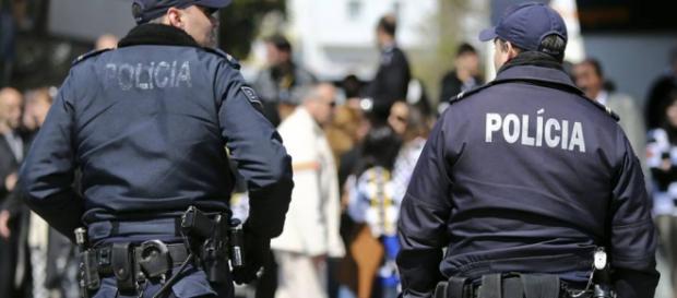 Um polícia está sempre na linha da frente Um polícia está sempre na linha da frente