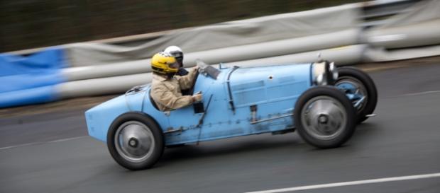 Une bien belle Bugatti dans l'épingle du Faye Une bien belle Bugatti dans l'épingle du Faye