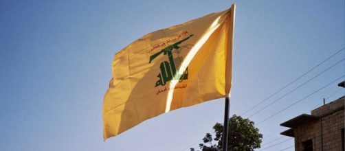 La bandiera di Hezbollah nel cielo di Beirut