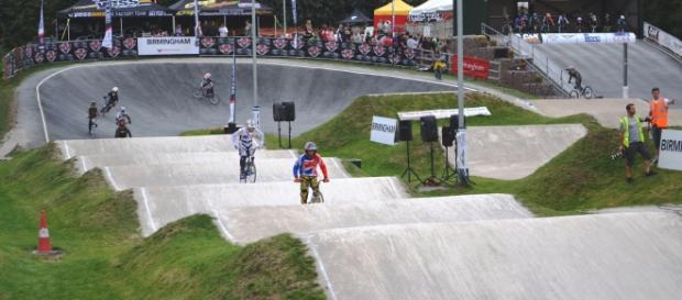 Com uma pista cheia de obstáculos, saltos e curvas de nível, leva a melhor o ciclista que conseguir cruzar a linha de chegada primeiro. Com uma pista cheia de obstáculos, saltos e curvas de nível, leva a melhor o ciclista que conseguir cruzar a linha de chegada primeiro.