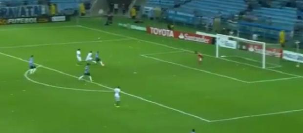 Everton fez o quarto gol do Grêmio contra a LDU Everton fez o quarto gol do Grêmio contra a LDU