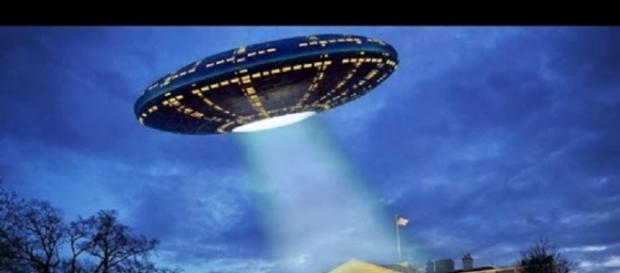 Hillary Clinton e gli Ufo in campagna elettorale Hillary Clinton e gli Ufo in campagna elettorale