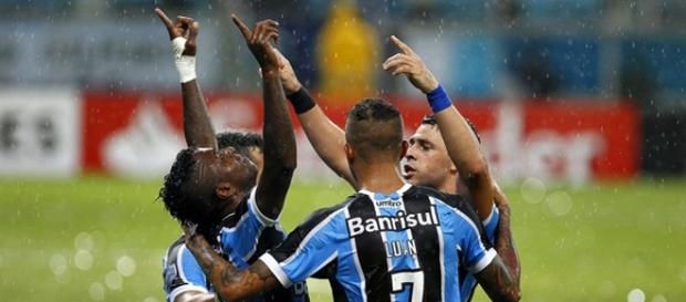 Jogadores do Grêmio comemoram a vitória Jogadores do Grêmio comemoram a vitória