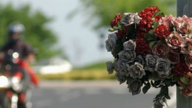 Fotografia di un mazzo di fiori su di un palo