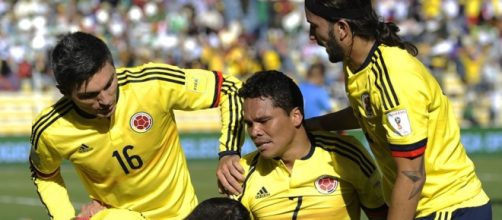 Carlos Bacca festeggiato dai suoi compagni