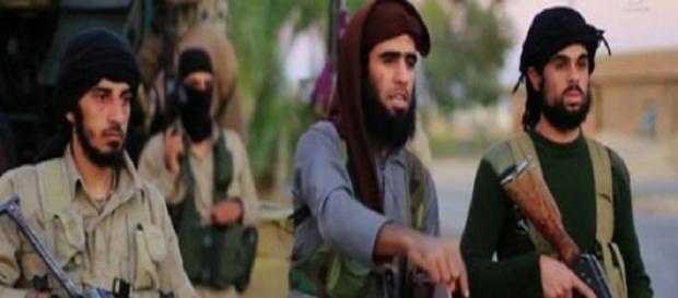 Al menos 160 españoles han sido reclutados para agrupaciones como Al Qaeda y Daesh Al menos 160 españoles han sido reclutados para agrupaciones como Al Qaeda y Daesh
