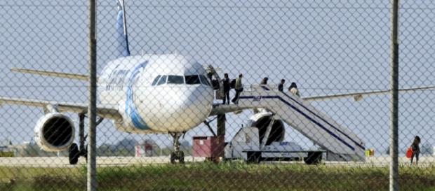 Alguns passageiros saíram do avião a pedido do sequestrador. Alguns passageiros saíram do avião a pedido do sequestrador.