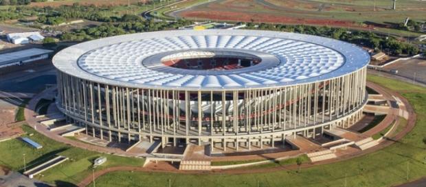 O estádio Mané Garrincha, em Brasília, receberá grande público. O estádio Mané Garrincha, em Brasília, receberá grande público.