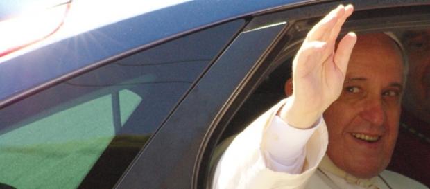Una foto proverebbe l'apparizione di un fantasma accanto a papa Francesco Una foto proverebbe l'apparizione di un fantasma accanto a papa Francesco