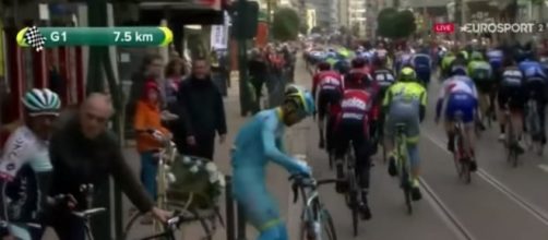 Si pedala e si cade fra le rotaie del tram