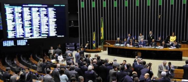 Dilma pode questionar impeachment. Dilma pode questionar impeachment.