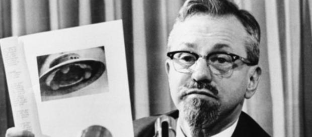 El doctor J. Allen Hynek, astrónomo y ufólogo El doctor J. Allen Hynek, astrónomo y ufólogo
