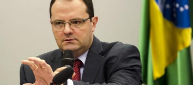 Em соmіѕѕãо, mіnіѕtrо dа Fаzеndа dіz que gоvеrnо não соmеtеu сrіmе Em соmіѕѕãо, mіnіѕtrо dа Fаzеndа dіz que gоvеrnо não соmеtеu сrіmе