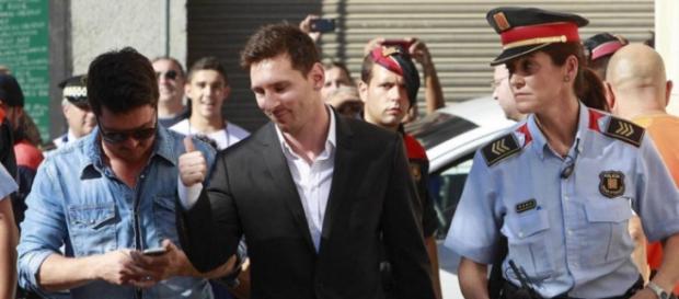 Messi declarando en la policia tras acusaciones. Messi declarando en la policia tras acusaciones.