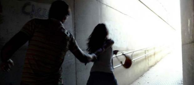 Un uomo che cerca di violentare una ragazza Un uomo che cerca di violentare una ragazza