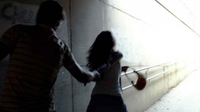 Un uomo che cerca di violentare una ragazza