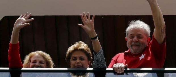 Enfraquecido e isolado, governo tenta reagir Enfraquecido e isolado, governo tenta reagir