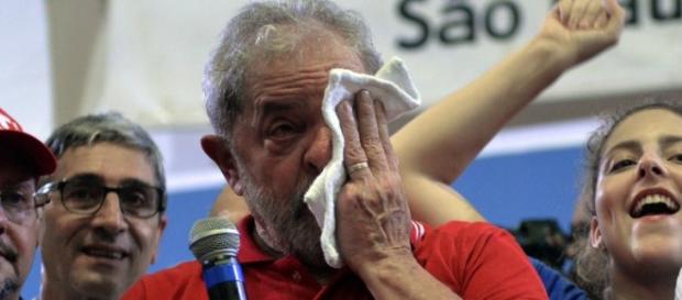 Lula da Silva llora en conferencia de prensa Lula da Silva llora en conferencia de prensa