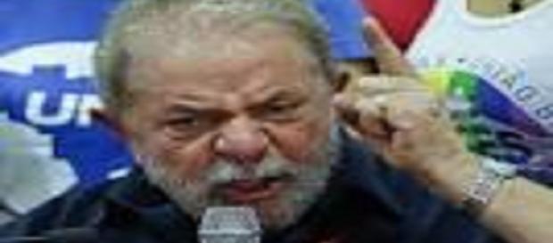 Lula faz pronunciamento após depor na PF Lula faz pronunciamento após depor na PF