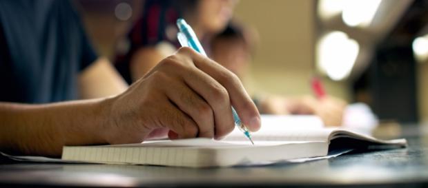 O problema das bolsas de estudo continuam. O problema das bolsas de estudo continuam.