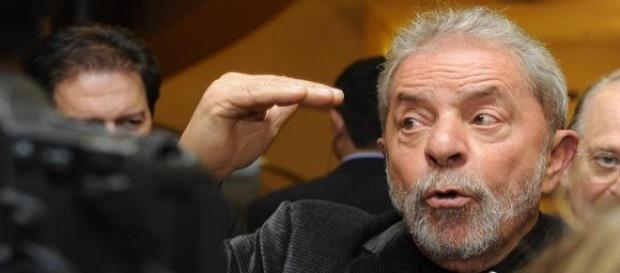 PF faz buscas na casa de Lula em São Paulo PF faz buscas na casa de Lula em São Paulo