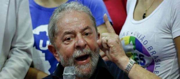 Lula critica imprensa brasileira em coletiva Lula critica imprensa brasileira em coletiva