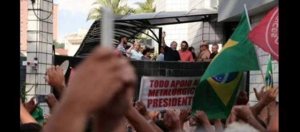 Lula voltando para casa ao final da tarde Lula voltando para casa ao final da tarde