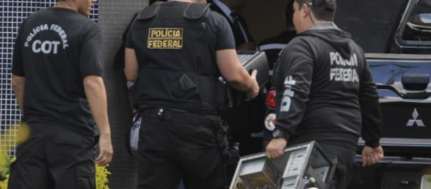 Policiais Federais recolhendo computadores Policiais Federais recolhendo computadores