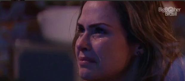 Ana Paula se emociona (Reprodução/Globo) Ana Paula se emociona (Reprodução/Globo)
