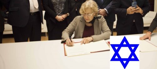 Manuela carmena firmando con los sionistas