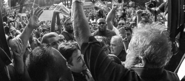 Lula é saudado (Foto: Reprodução/Instituto Lula) Lula é saudado (Foto: Reprodução/Instituto Lula)