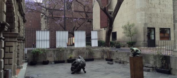 Jorge Marín en el patio del Museo dela Cancillería Jorge Marín en el patio del Museo dela Cancillería
