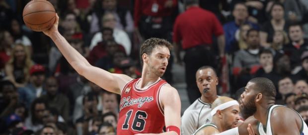 Pau Gasol em ação pelo Bulls contra os Bucks. Pau Gasol em ação pelo Bulls contra os Bucks.