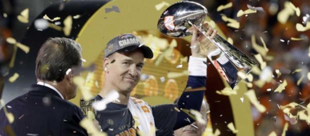 Peyton Manning levanta su último trofeo de SB Peyton Manning levanta su último trofeo de SB
