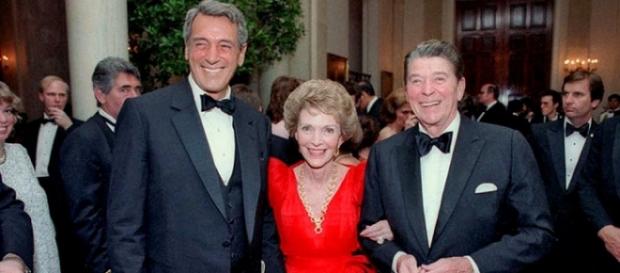 Rock Hudson con Nancy y Ronald Reagan en 1984. Rock Hudson con Nancy y Ronald Reagan en 1984.
