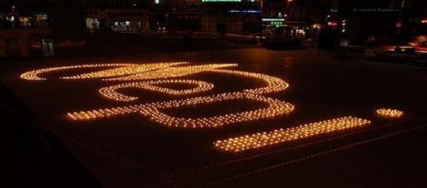 Símbolo da EPI feito com velas. Símbolo da EPI feito com velas.