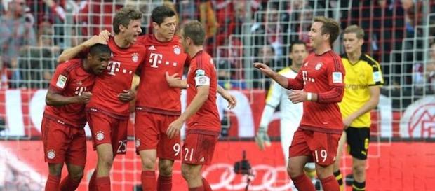 Jugadores del Bayern celebran ante el Dortmund Jugadores del Bayern celebran ante el Dortmund