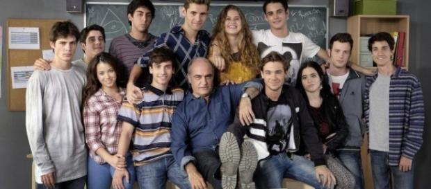 Merlí junto a sus alumnos en el aula Merlí junto a sus alumnos en el aula