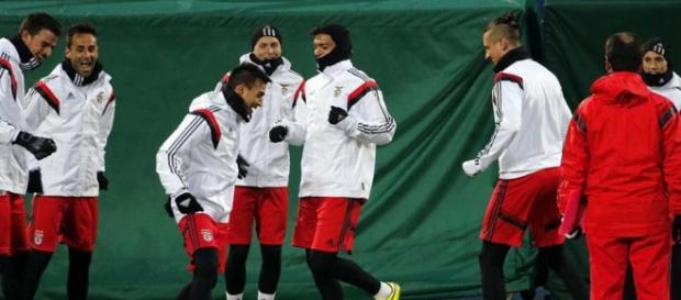 Treino de adaptação ao relvado da equipa encarnada Treino de adaptação ao relvado da equipa encarnada