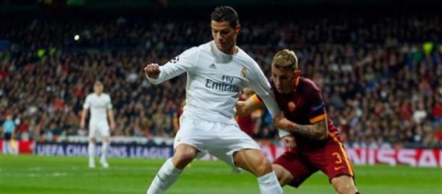 Cristiano Ronaldo cubre el esférico. Cristiano Ronaldo cubre el esférico.