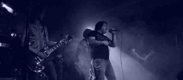 Dave Evans fue reemplazado por Bon Scott en 1974 Dave Evans fue reemplazado por Bon Scott en 1974