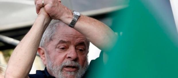 Lula diz estar mais forte depois de ir para a PF Lula diz estar mais forte depois de ir para a PF