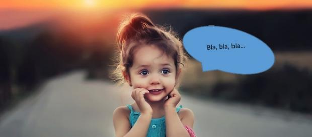 Niña pequeña aprendiendo a hablar Niña pequeña aprendiendo a hablar