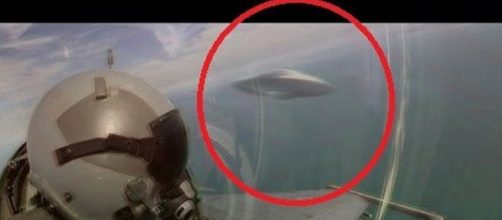 Foto fraudulenta de un OVNI persiguiendo a un caza
