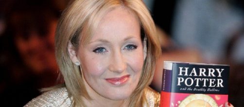 J.K. Rowling in posa con il 'suo' Harry Potter