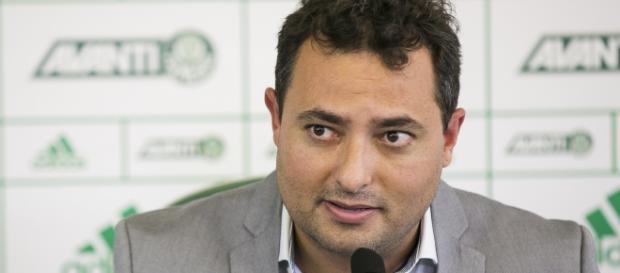 Alexandre Mattos, executivo de futebol do Palmeiras, trabalha para ter reforços Alexandre Mattos, executivo de futebol do Palmeiras, trabalha para ter reforços