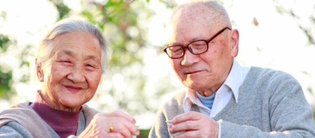 Ancianos japoneses posando para foto Ancianos japoneses posando para foto