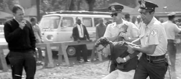 Bernie Sanders a ser preso pela polícia em Chicago Bernie Sanders a ser preso pela polícia em Chicago